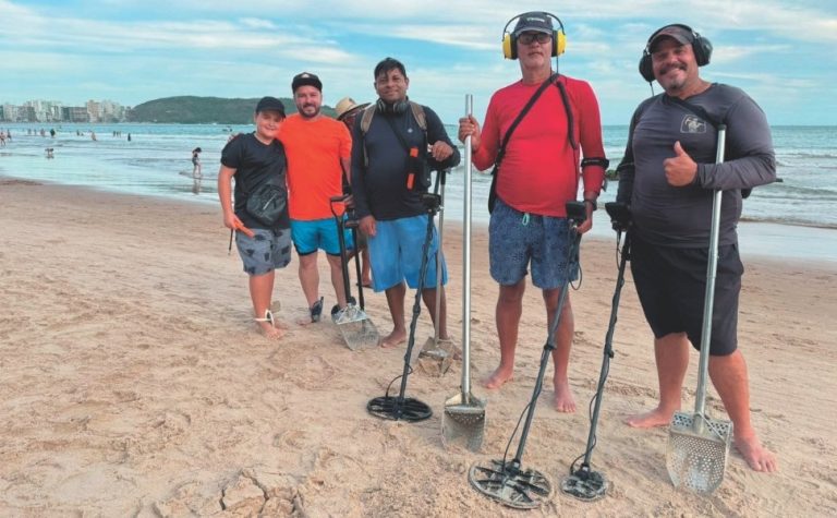 Em busca de “tesouros” perdidos nas praias do ES