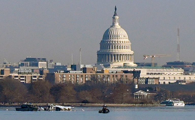 Faltavam controladores de voo na hora de acidente em Washington, diz jornal