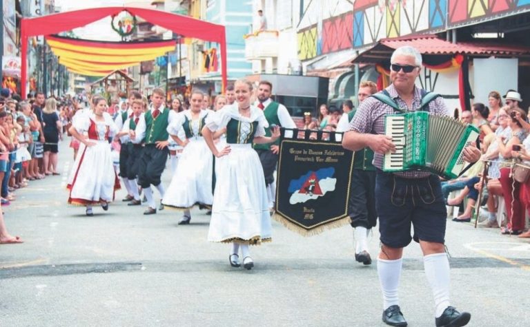 Festa alemã com shows e delícias típicas em Domingos Martins