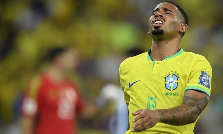 Gabriel Jesus se lesiona em jogo do Arsenal e sai de campo chorando