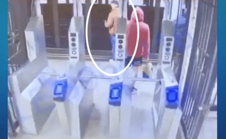 Homem é empurrado em trilhos do metrô e atingido por trem em Nova Iorque