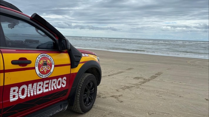 Homem morre após queda do costão entre as praias dos Ingleses e Santinho, em SC
