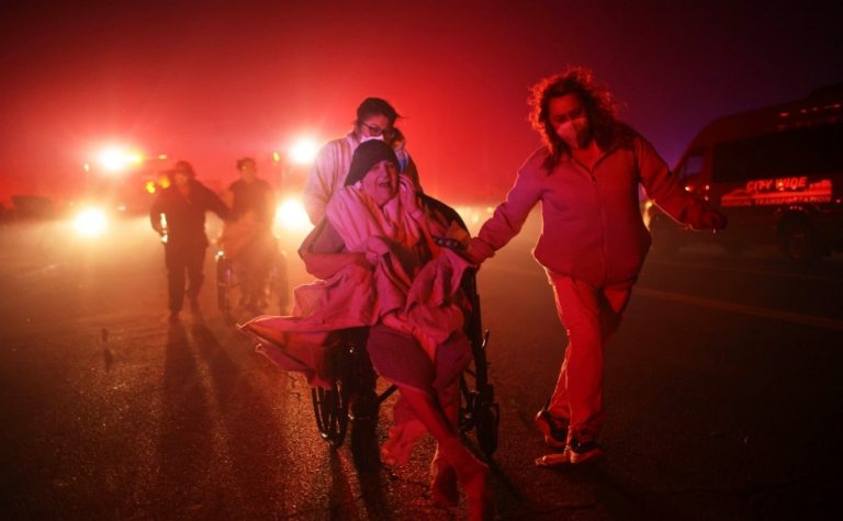 Incêndios desabrigam mais de 80 mil pessoas e provocam 2 mortes em Los Angeles