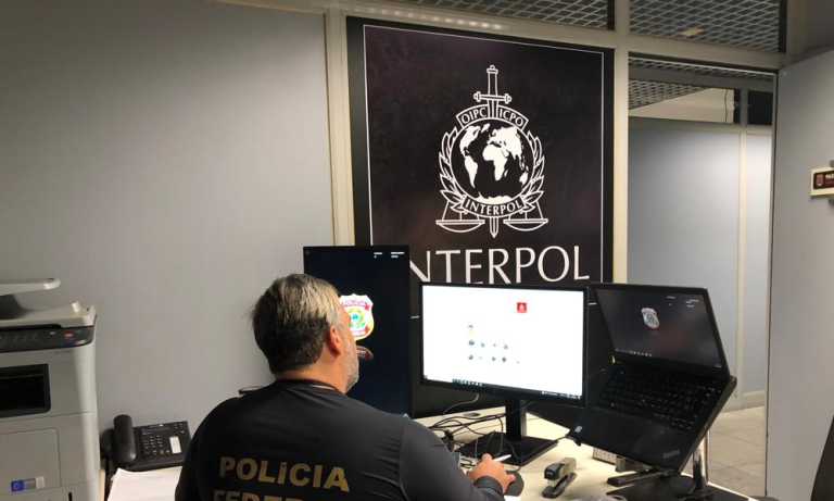 Interpol é acionada após romeno matar homem e incendiar casa da ex em SC