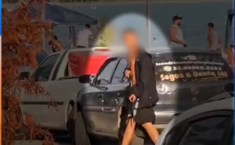 Jovem é flagrado desfilando com espingarda em Piúma