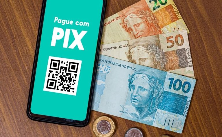 Lula publica MP que amplia sigilo do Pix e que proíbe cobrança de taxa