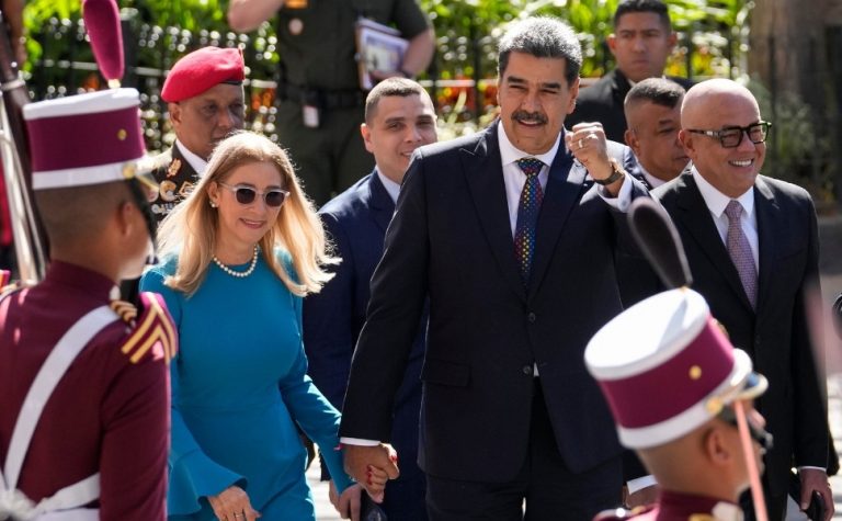 Maduro toma posse para 3º mandato como presidente, após eleições contestadas