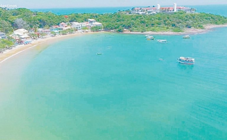 Mar azul, lazer e badalação nas praias de Anchieta