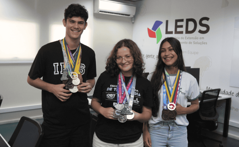 Medalha de diamante para alunos do Ifes