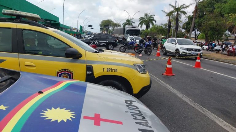 Motociclista morre ao ser atingido por uma carreta em frente ao aeroporto do Recife