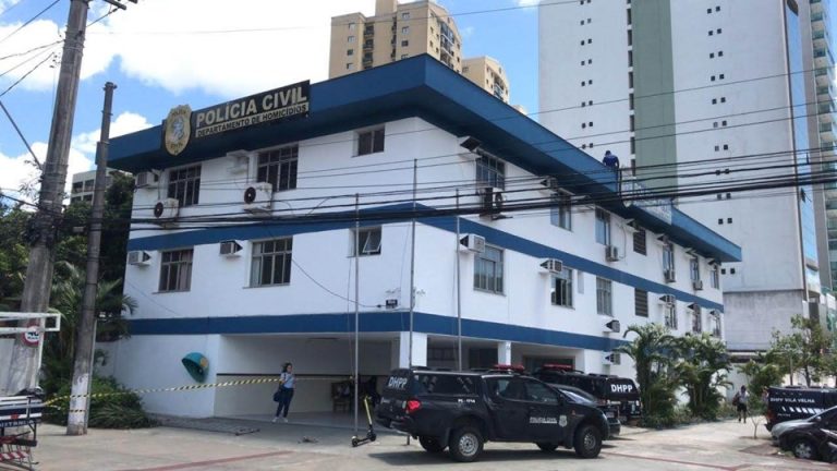Mulher é presa por tentativa de feminicídio após enforcar namorada em Vitória