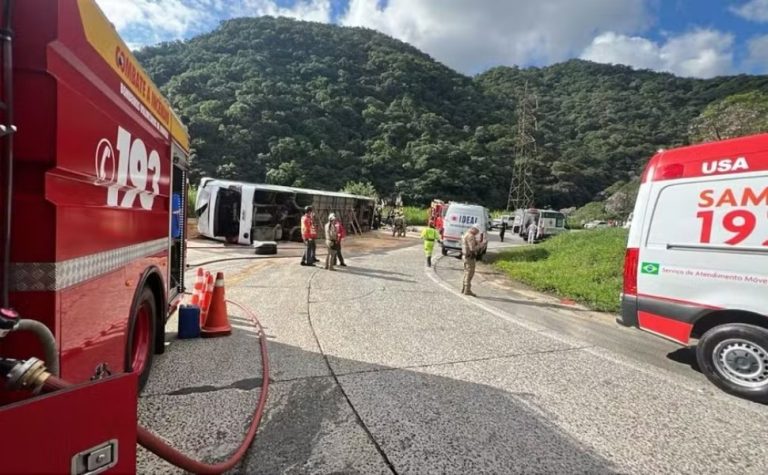 Ônibus com adolescentes tomba a caminho do Beto Carrero e deixa 24 feridos