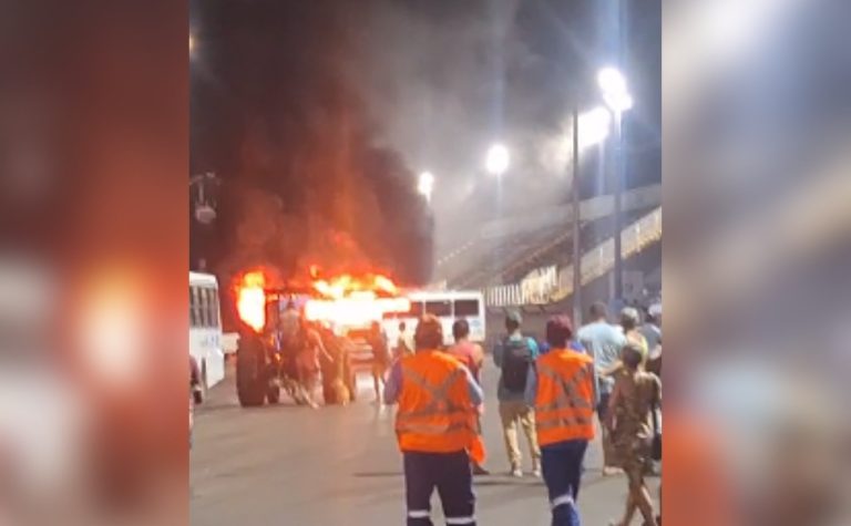 Ônibus do Transcol é incendiado em área do Sambão do Povo