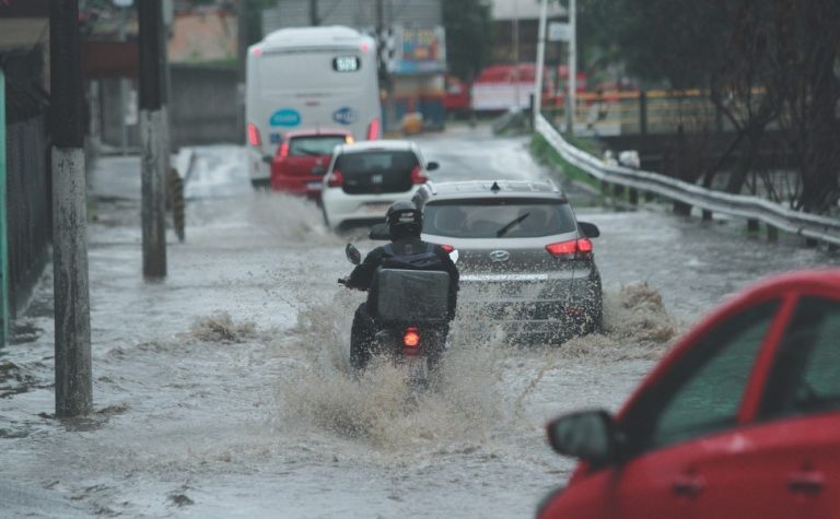 Perdeu a placa do carro durante as chuvas? Veja o que fazer