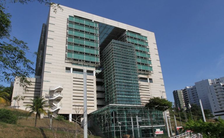 Petrobras e indústrias limitam home office