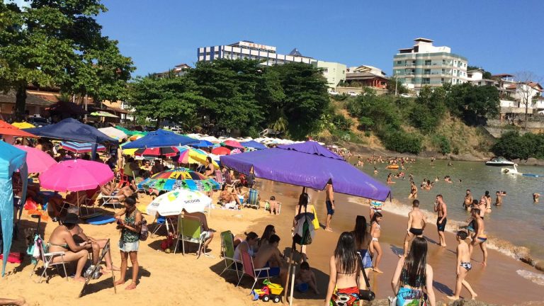 Policial é flagrado filmando jovem de biquíni em praia no Sul do ES