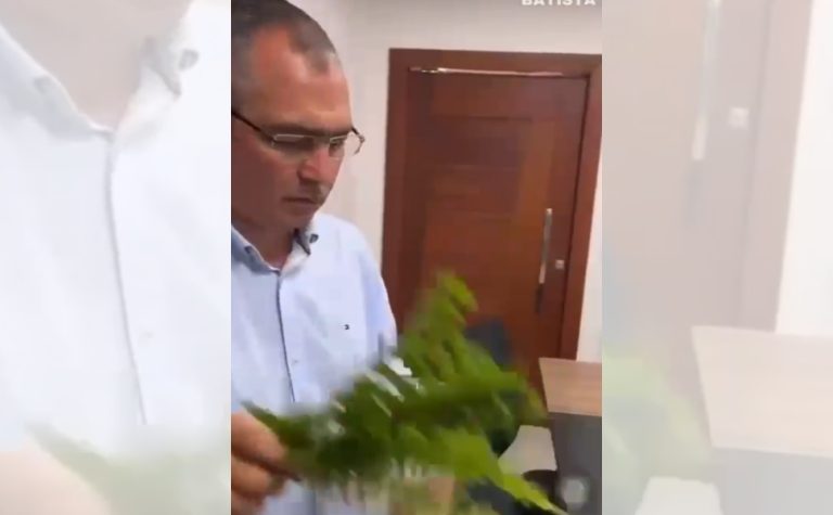 Prefeito decide benzer gabinete antes de começar a trabalhar