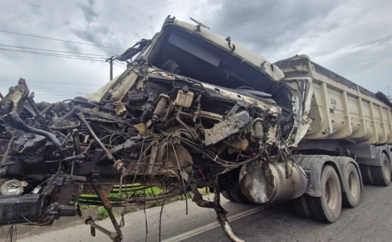 Rodovia do Contorno é interditada após acidente com carretas e caminhão