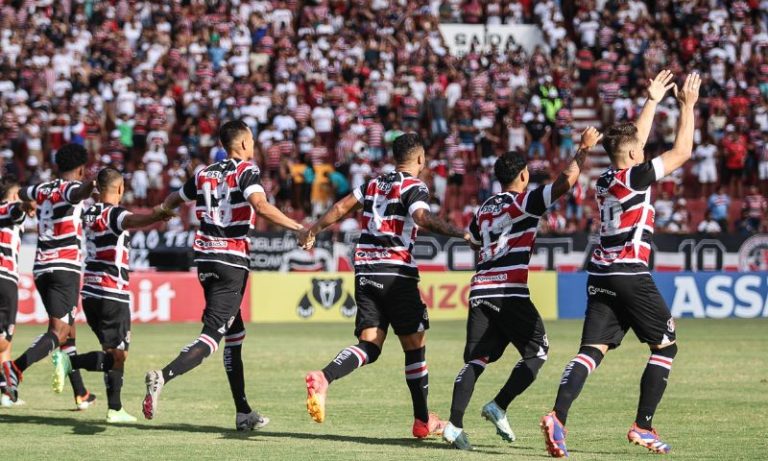 Santa Cruz chega à liderança do Pernambucano e bate recorde de público