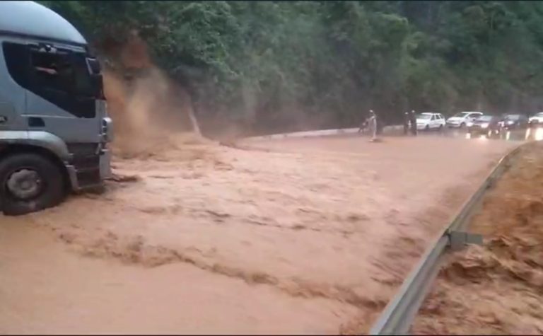 Temporal alaga ruas e deixa desalojados na Região Serrana do ES