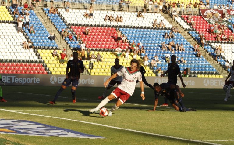 Torcida do Fluminense no ES se frustra com empate sem gols no Kleber Andrade
