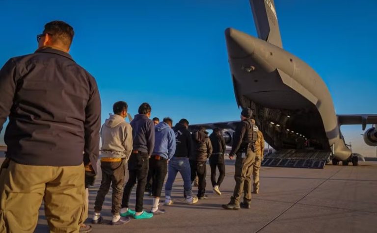 Brasileiros deportados dos EUA dizem ter sido agredidos em voo de volta ao Brasil