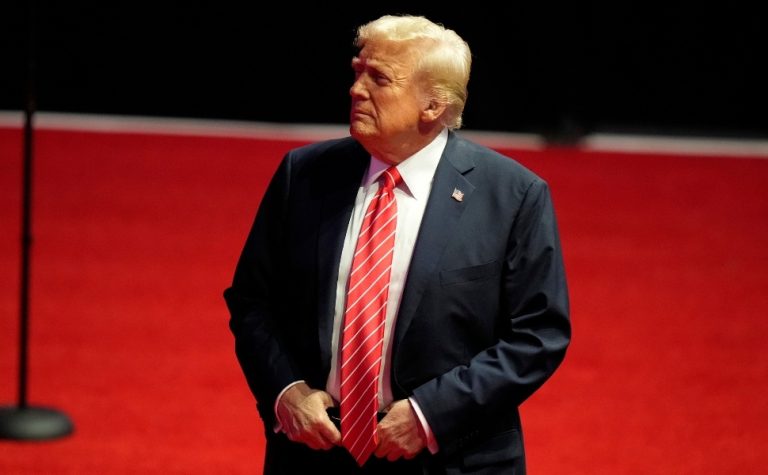 Trump vai baixar nesta segunda medidas sobre imigração e contratação de servidores