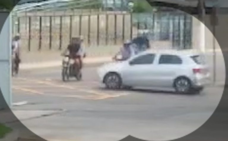 VÍDEO | Carro atropela três motociclistas em cruzamento na Serra
