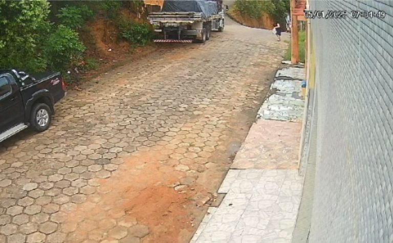 VIDEO | Carro cai de barranco e quase atinge pedestre no Sul do ES