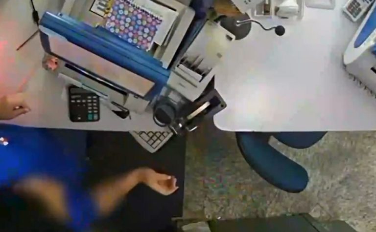 VÍDEO | Funcionária de lotérica fica com bilhete premiado da Mega Sena de cliente