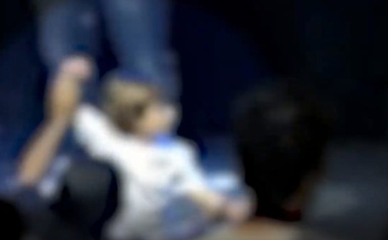 VÍDEO | Mulher tenta sequestrar criança durante culto em igreja no ES