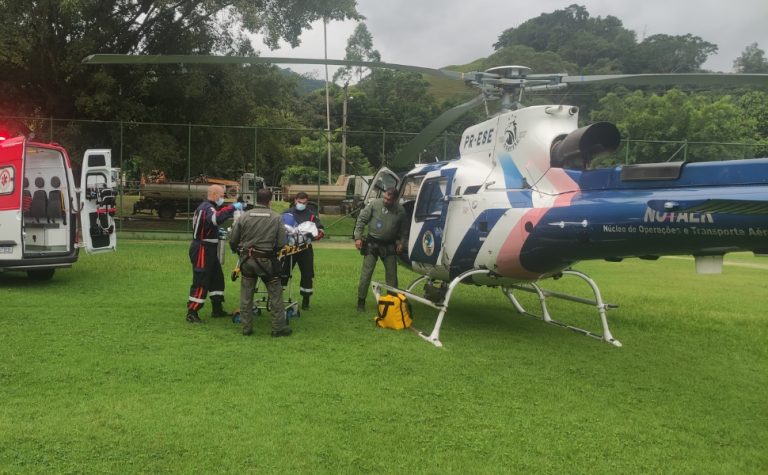 Vítima é transportada de helicóptero após cair em rio em Santa Leopoldina