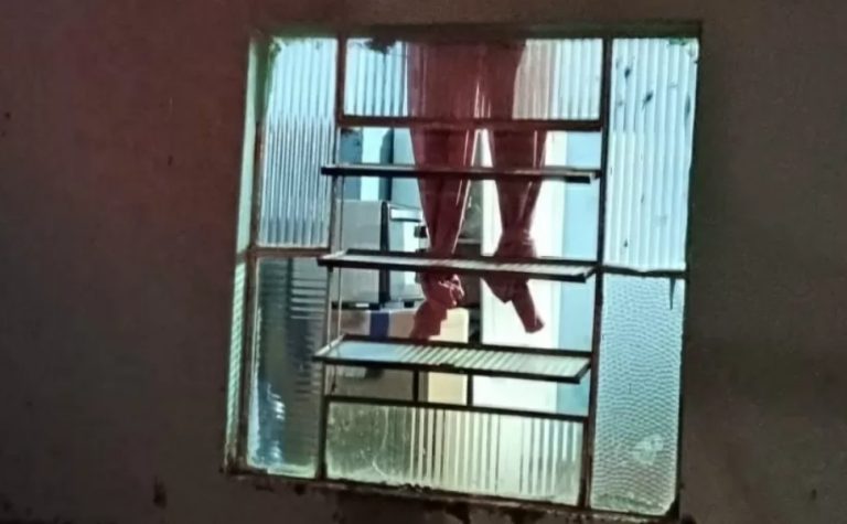 Vizinho confunde cortina amarrada com corpo pendurado e aciona os bombeiros