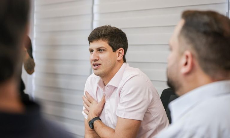 “A democracia pode estar em mais risco do que imaginamos”, alerta João Campos