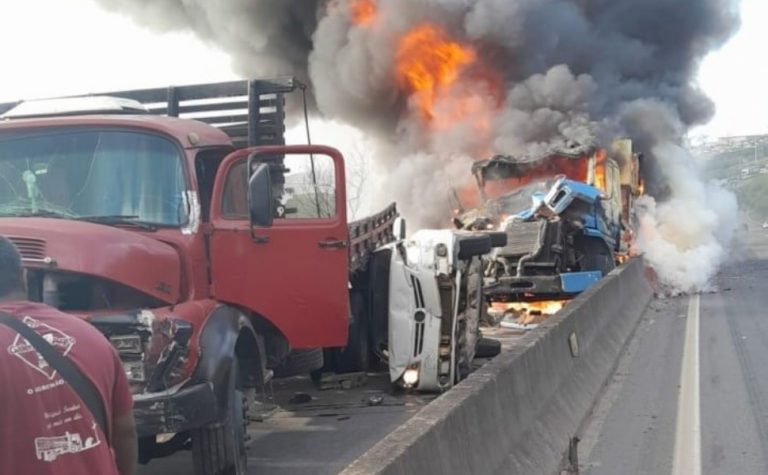 Acidente envolvendo cinco veículos interdita a Rodovia do Contorno em Cariacica