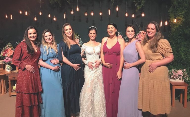 Amigas do ES ficam grávidas após foto divertida