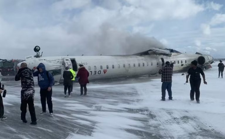 O que disseram os passageiros do avião que capotou no Canadá