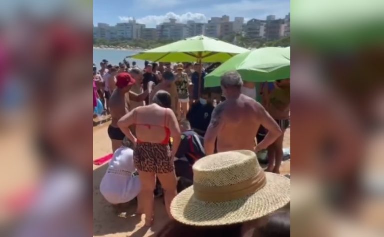 Banhistas fazem oração enquanto homem era socorrido em praia no ES