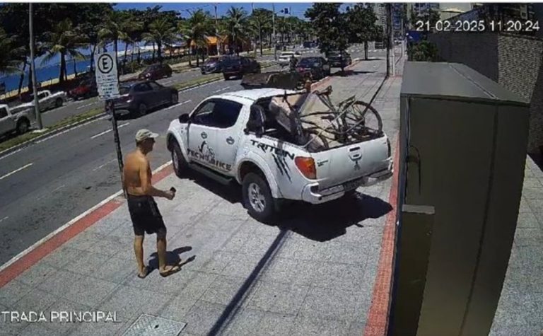 Câmera registra colisão de carro com entrada principal de condomínio em Vila Velha