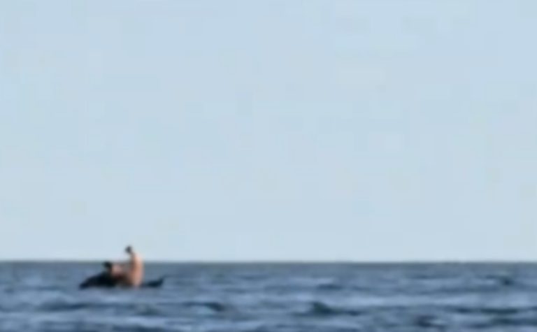Casal é flagrado fazendo sexo em moto aquática em praia de SP