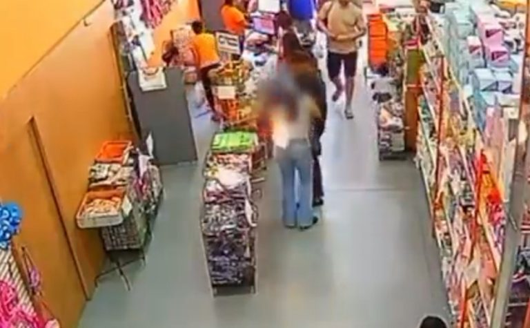 Celular explode no bolso de mulher enquanto ela fazia compras