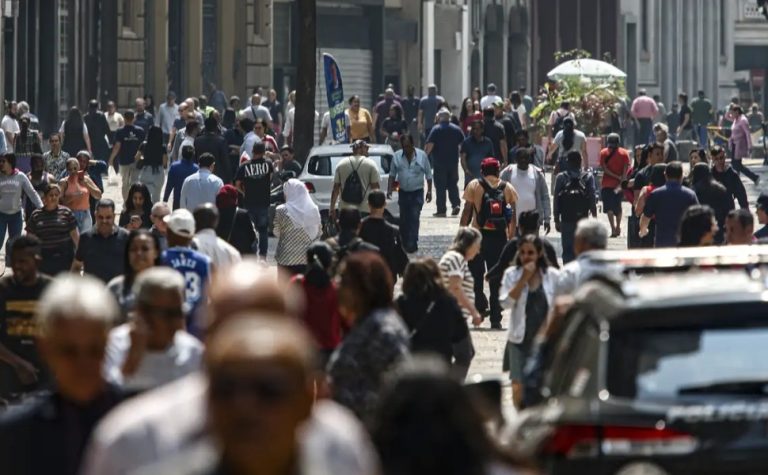 Desemprego e a informalidade de pretos e pardos estão acima da média