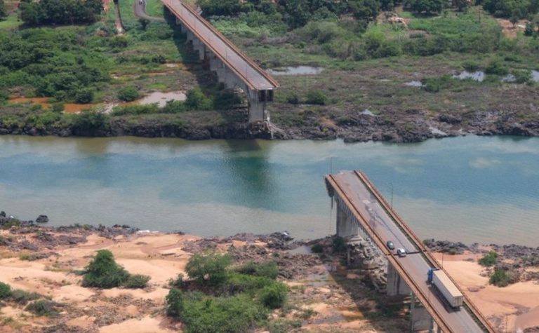 Estrutura remanescente de ponte que caiu entre TO e MA é implodida