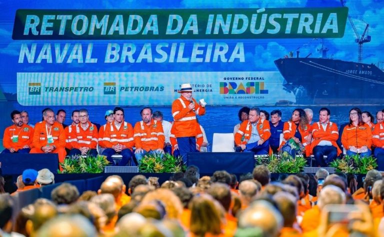 ‘Eu bebo outro álcool, mas gasolina, não’, brinca Lula ao defender Petrobras