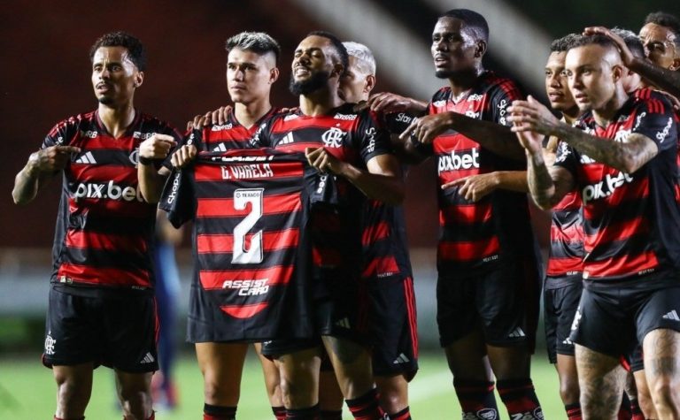 Flamengo goleia Portuguesa com direito ao 1º gol de Juninho e vira líder