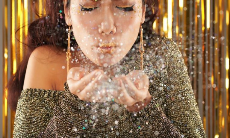 Glitter no Carnaval: Oftalmologista dá dicas para uso seguro e sem riscos aos olhos