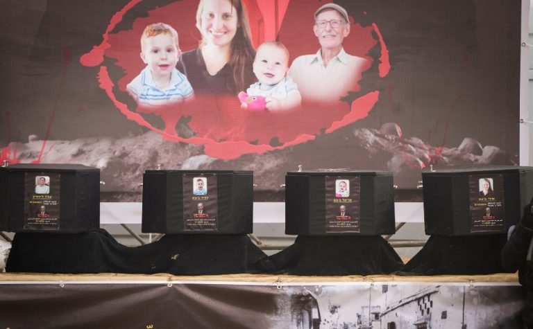 Hamas entrega a Israel corpos de mãe, criança e bebê da mesma família