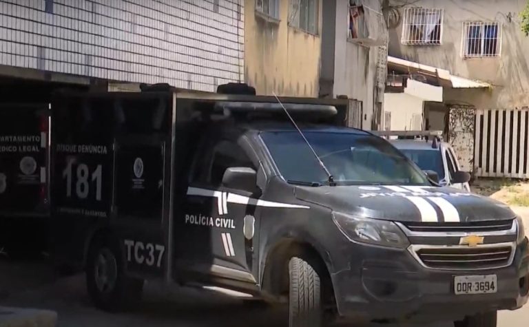 Homem é morto na garagem de casa em Itapuã; vítima era ameaçada por traficantes