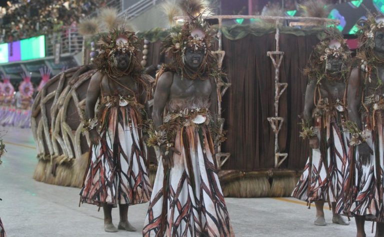 Chegou o que Faltava faz homenagem ao mangue e panela de barro no Sambão