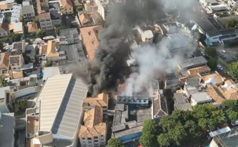 21 pessoas são resgatadas de incêndio em fábrica de fantasias do carnaval no Rio